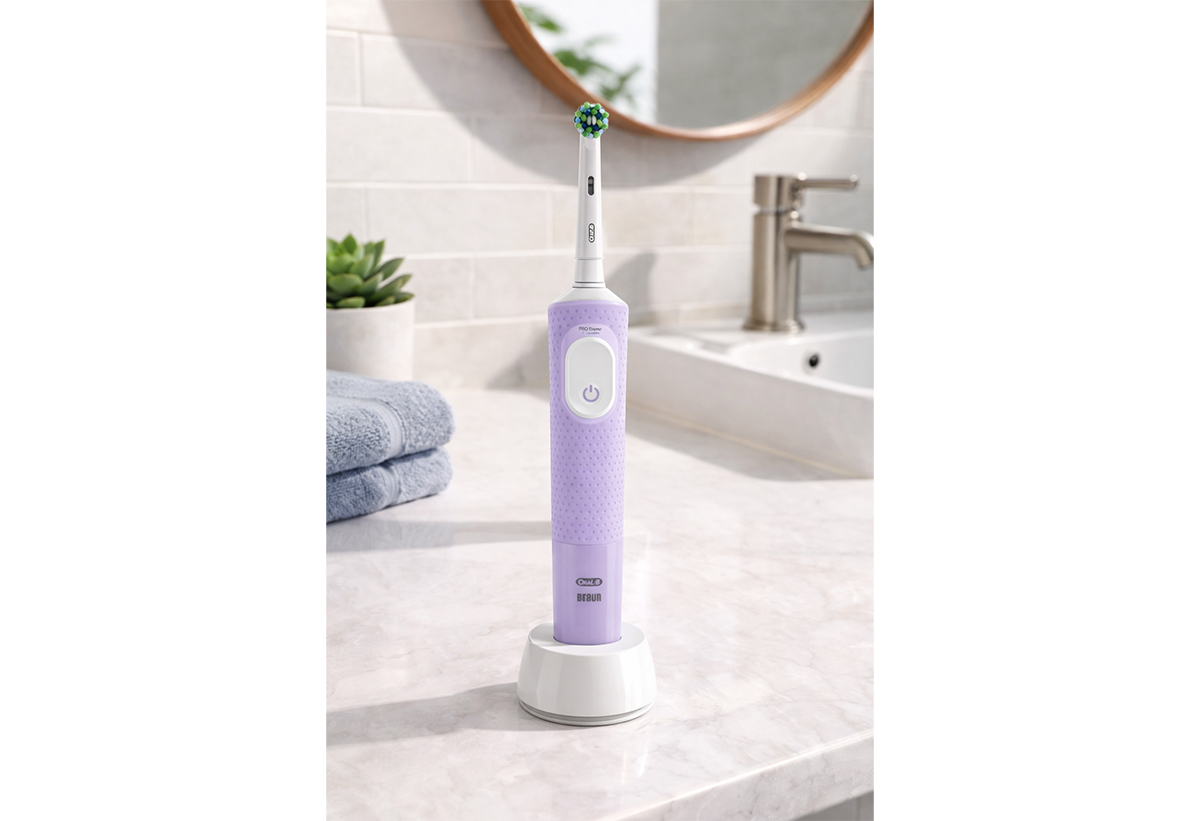 Απεικονίζεται η οδοντόβουρτσα στη βάση της πάνω σε πάγκο νιπτήρα.